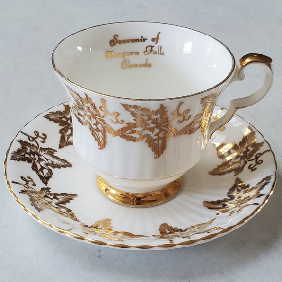Vintage Niagra Falls Canada Royal Windsor Bone China Teacup & Saucer England - Picture 1 of 6